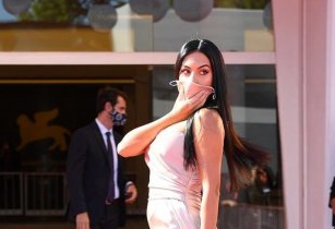 صور: فستان جورجينا رودريغز يطير مع الهواء ويكشف المحظور